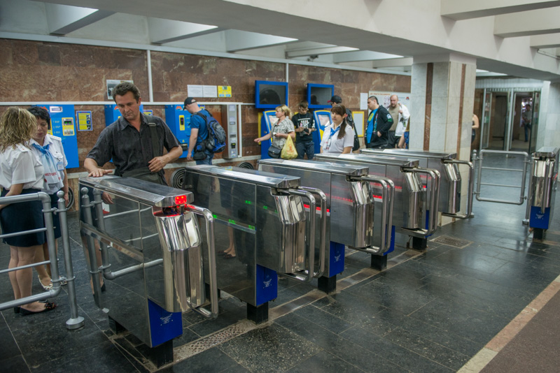 Мер Харкова став одним з перших пасажирів нового поїзда метро