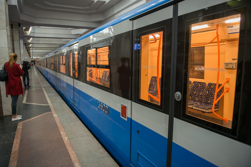 Мер Харкова став одним з перших пасажирів нового поїзда метро
