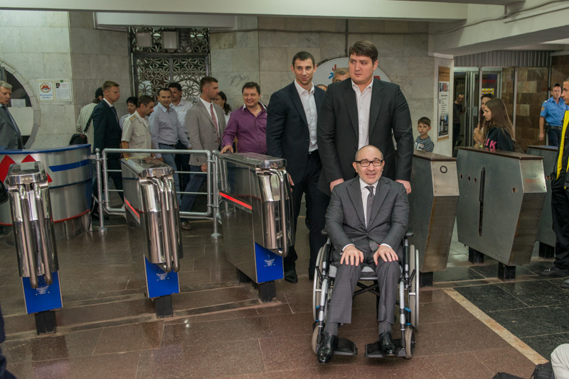 Мер Харкова став одним з перших пасажирів нового поїзда метро