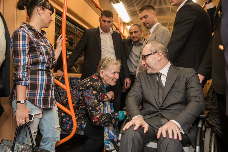 Мер Харкова став одним з перших пасажирів нового поїзда метро
