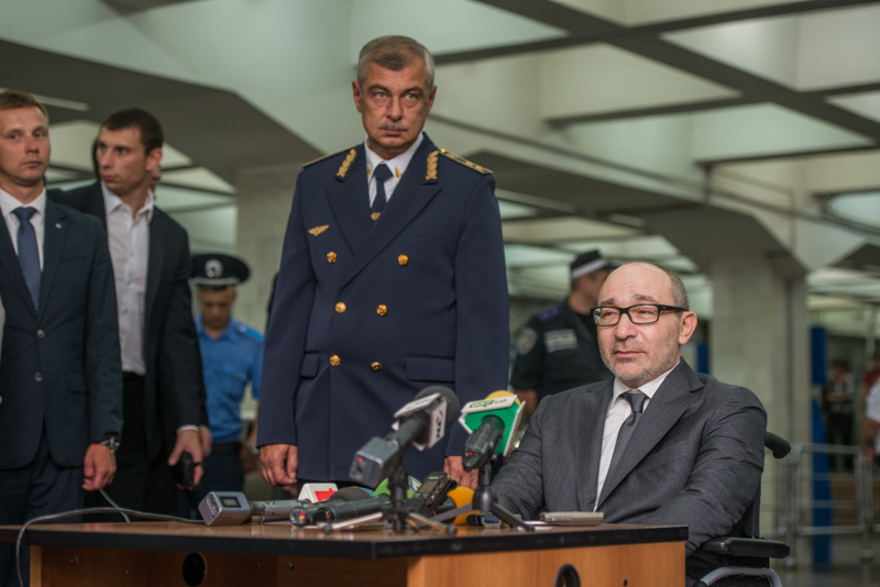 Мер Харкова став одним з перших пасажирів нового поїзда метро