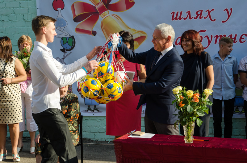 У харківських школах пройшли святкові перші лінійки