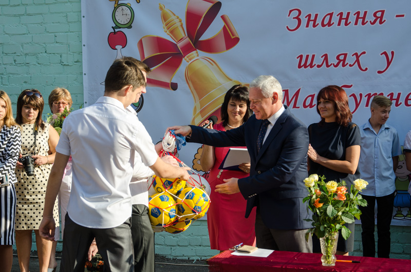 У харківських школах пройшли святкові перші лінійки