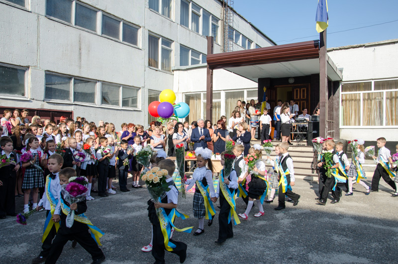 У харківських школах пройшли святкові перші лінійки