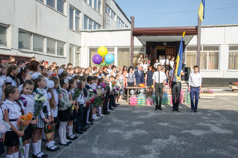 У харківських школах пройшли святкові перші лінійки