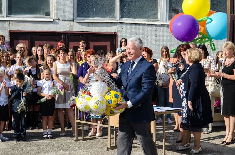 У харківських школах пройшли святкові перші лінійки