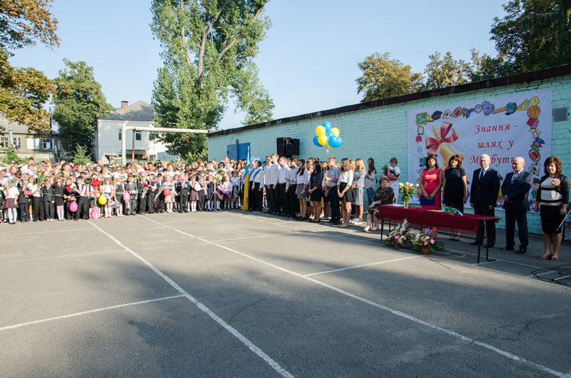 У харківських школах пройшли святкові перші лінійки