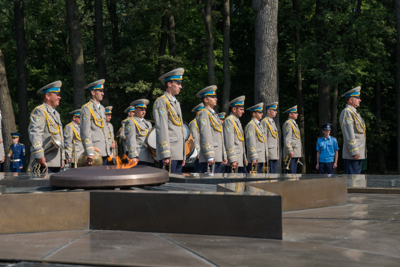 До Меморіалу Слави поклали квіти з нагоди закінчення Другої світової війни