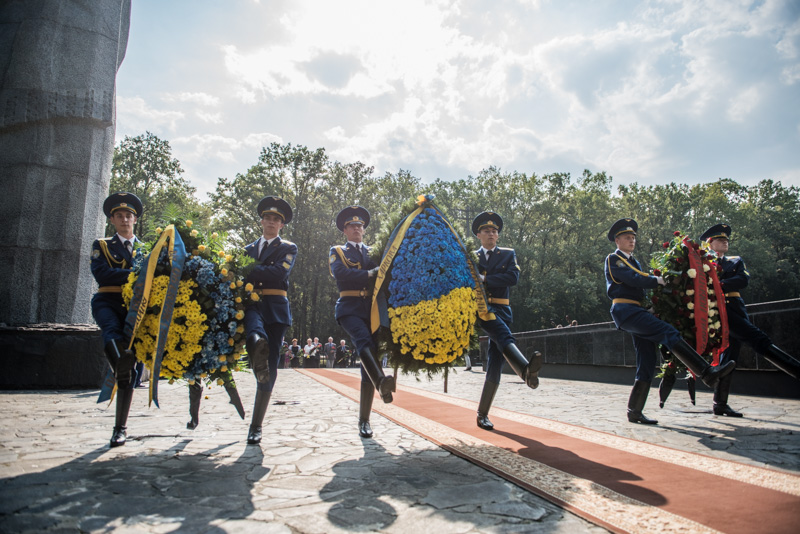 До Меморіалу Слави поклали квіти з нагоди закінчення Другої світової війни