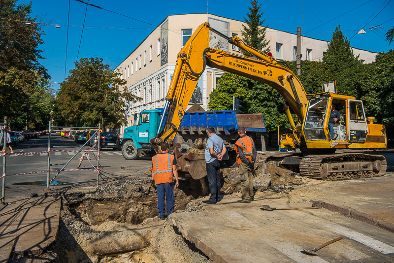 На вулиці Коцарській йде ремонт магістрального трубопроводу