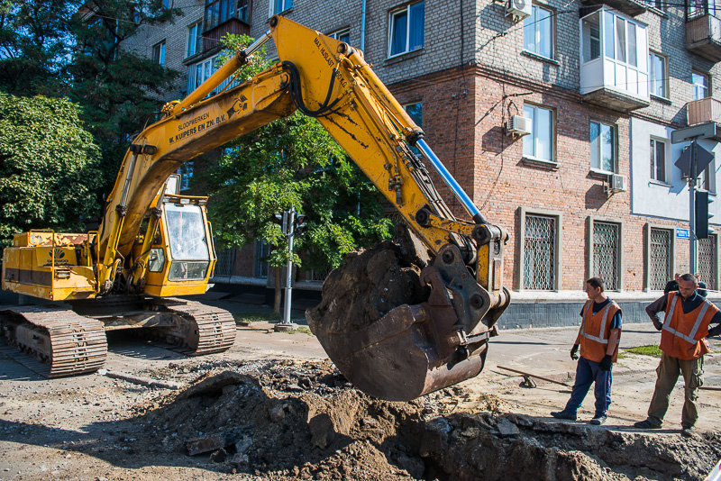 На вулиці Коцарській йде ремонт магістрального трубопроводу