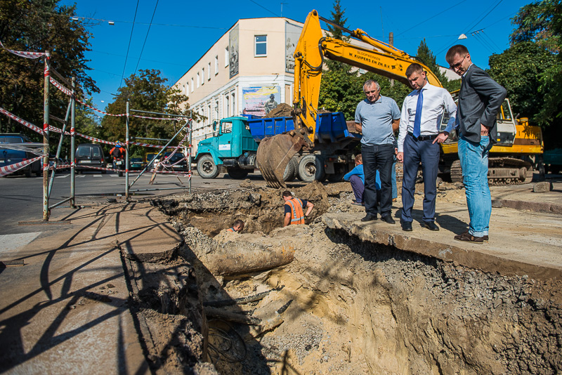 На вулиці Коцарській йде ремонт магістрального трубопроводу