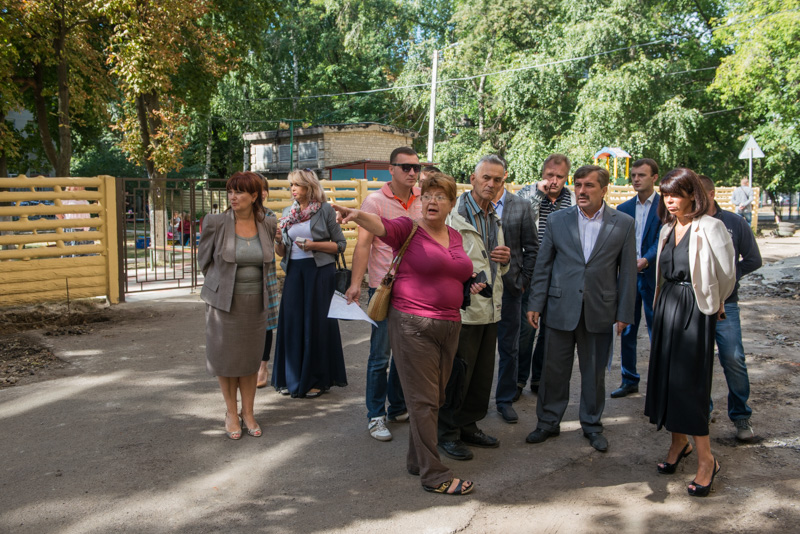 До кінця року в Харкові заасфальтують територію 450 дворів
