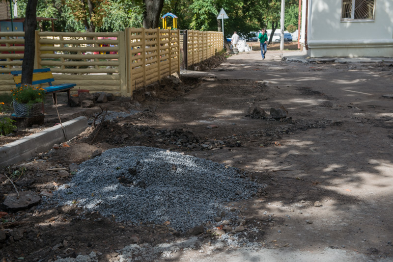 До кінця року в Харкові заасфальтують територію 450 дворів