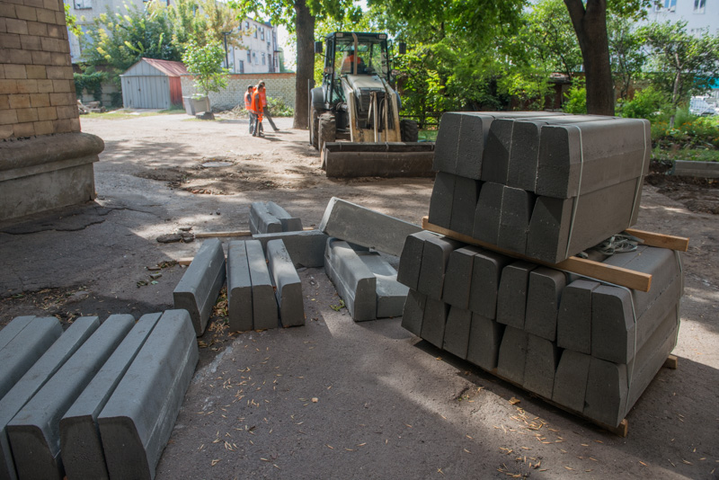 До кінця року в Харкові заасфальтують територію 450 дворів