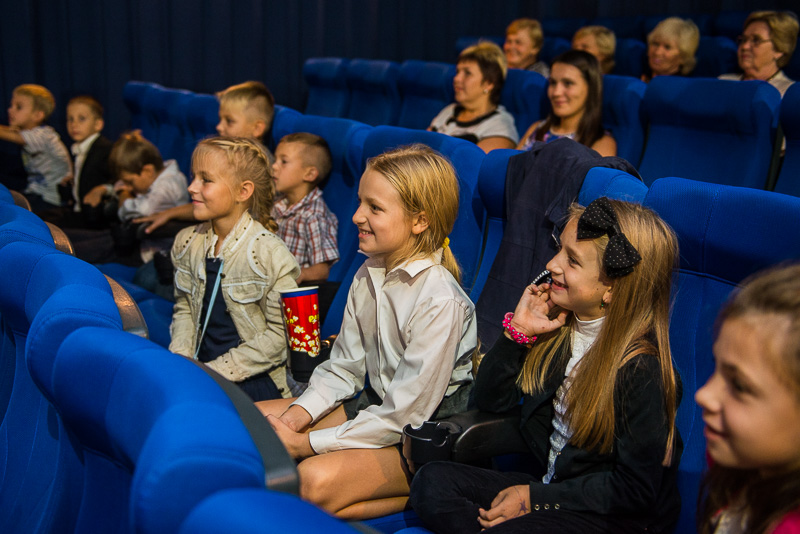 Вихованців дитбудинків та дітей переселенців запросять на безкоштовні сеанси в кінотеатр