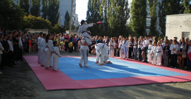 До Дня фізкультури і спорту в школах Київського району відкрили спортивні майданчики