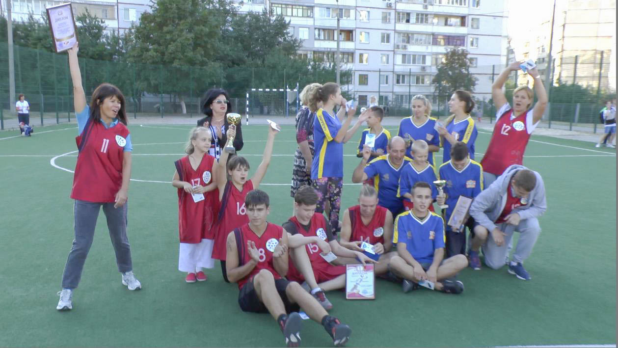 До Дня фізкультури і спорту в школах Київського району відкрили спортивні майданчики