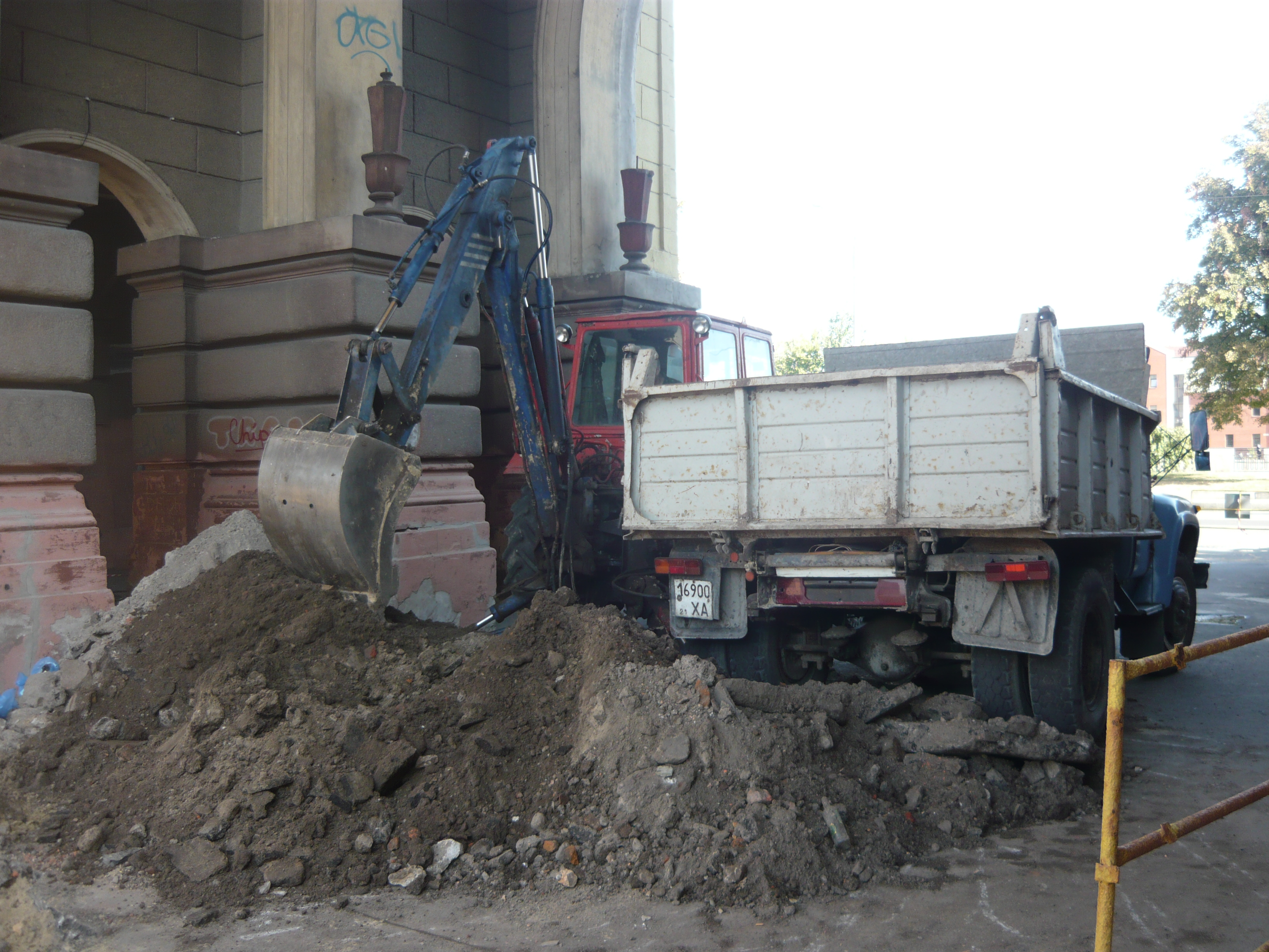 Відновлюється рух транспорту по вулиці Короленка