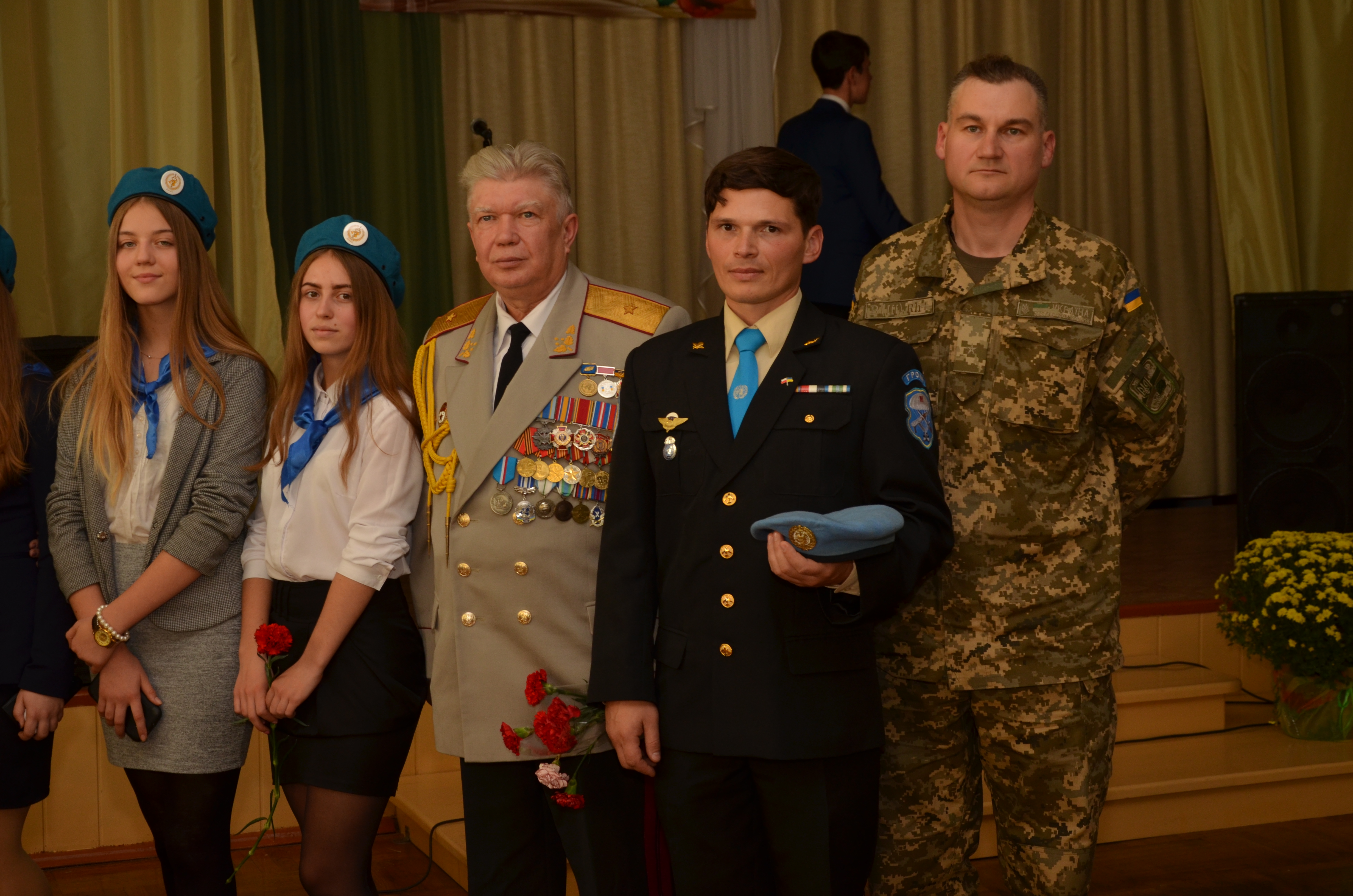Харківські школярі передали воїнам АТО листи і обереги