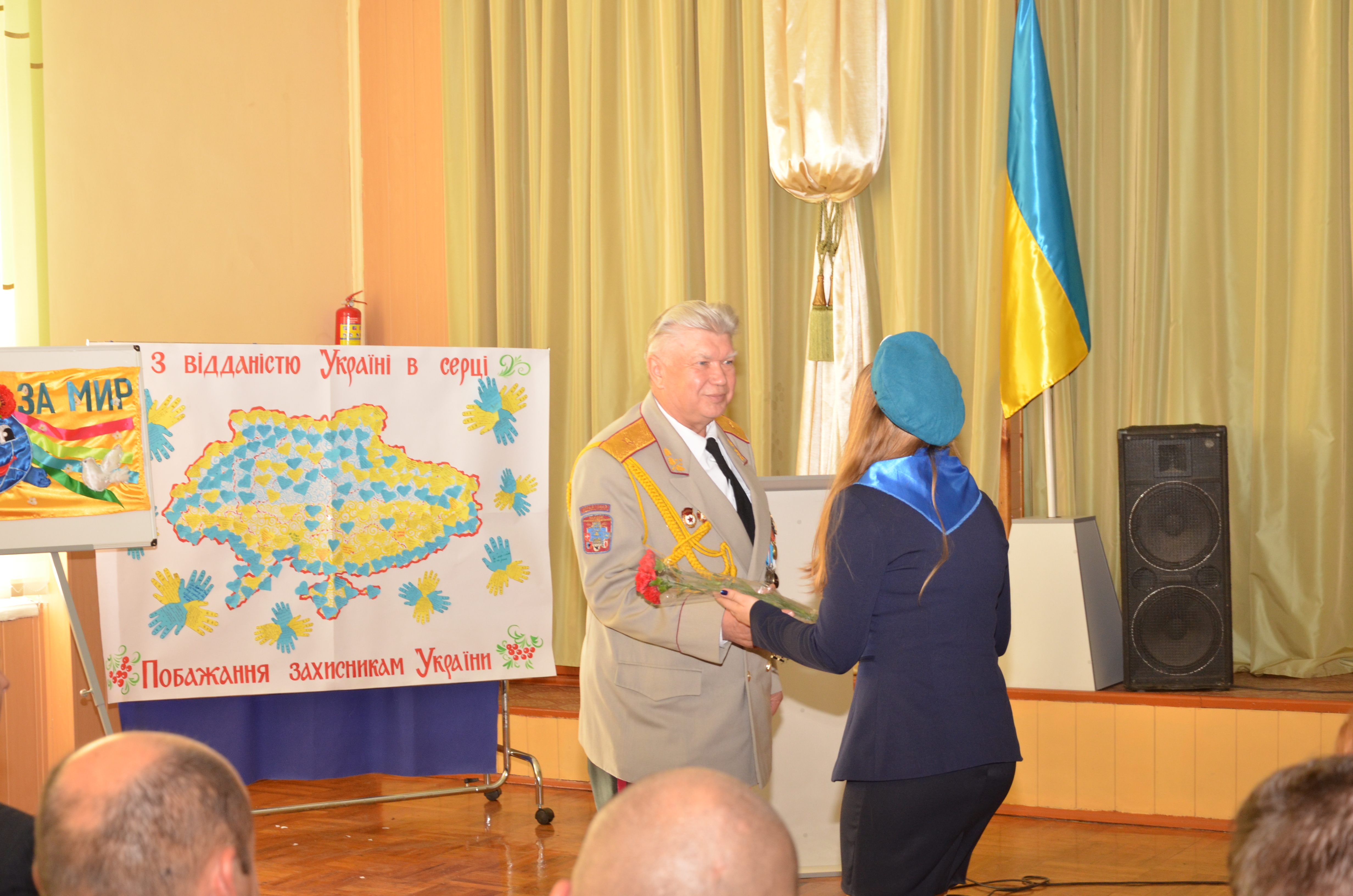 Харківські школярі передали воїнам АТО листи і обереги