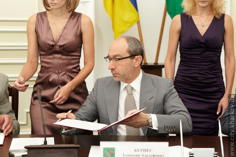 Харківська міськрада підписала угоду з профспілками та роботодавцями на 2011-2012 роки