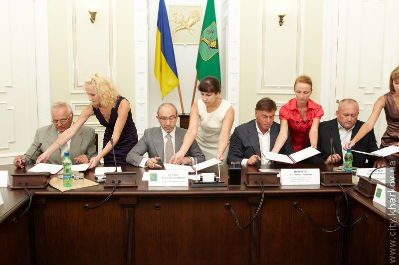 Харківська міськрада підписала угоду з профспілками та роботодавцями на 2011-2012 роки