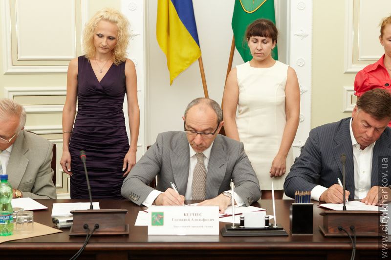 Харківська міськрада підписала угоду з профспілками та роботодавцями на 2011-2012 роки
