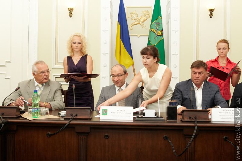 Харківська міськрада підписала угоду з профспілками та роботодавцями на 2011-2012 роки