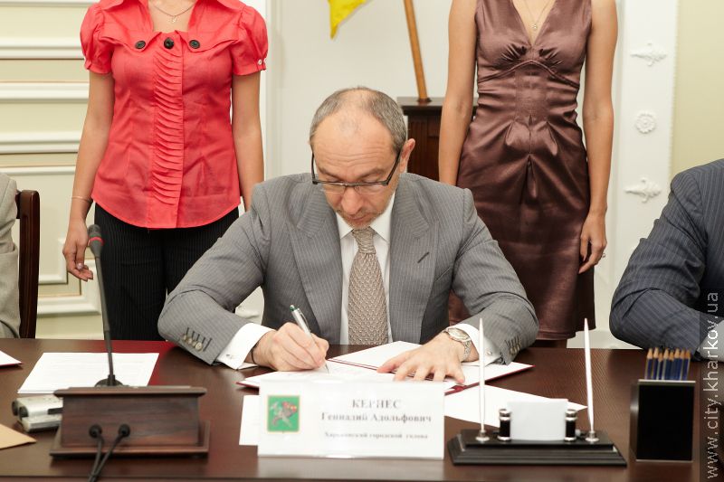 Харківська міськрада підписала угоду з профспілками та роботодавцями на 2011-2012 роки