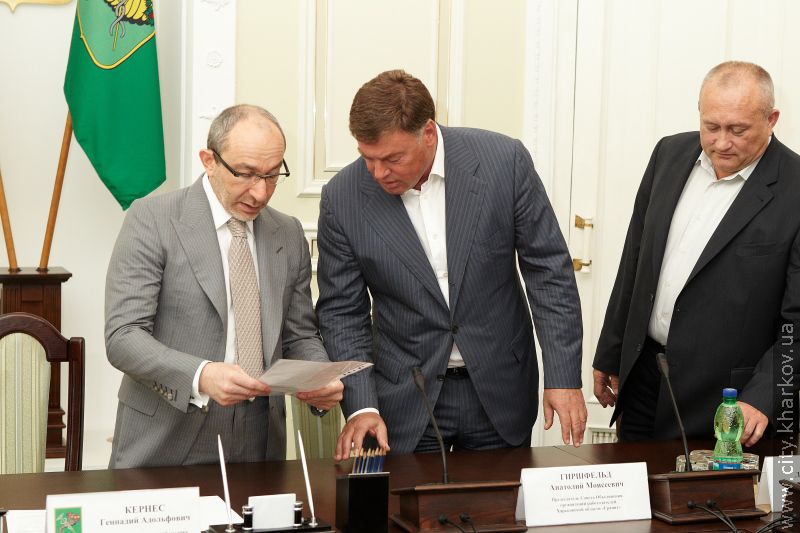 Харківська міськрада підписала угоду з профспілками та роботодавцями на 2011-2012 роки
