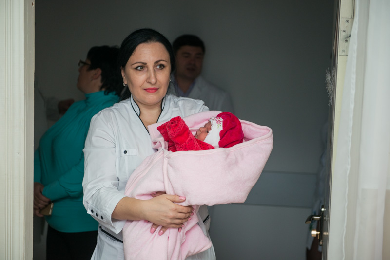 У Харківських пологових будинках почали видавати свідоцтва про народження дитини