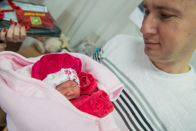 У Харківських пологових будинках почали видавати свідоцтва про народження дитини