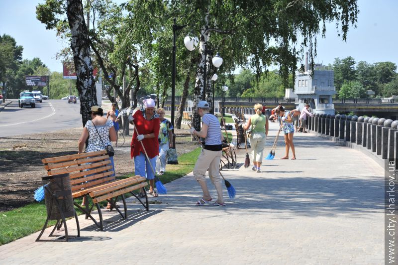 Під час суботника в Орджонікідзевському районі вивезли 250 куб.м сміття й прибрали 30 га території