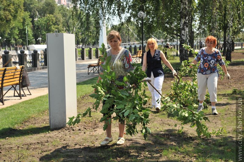 Під час суботника в Орджонікідзевському районі вивезли 250 куб.м сміття й прибрали 30 га території