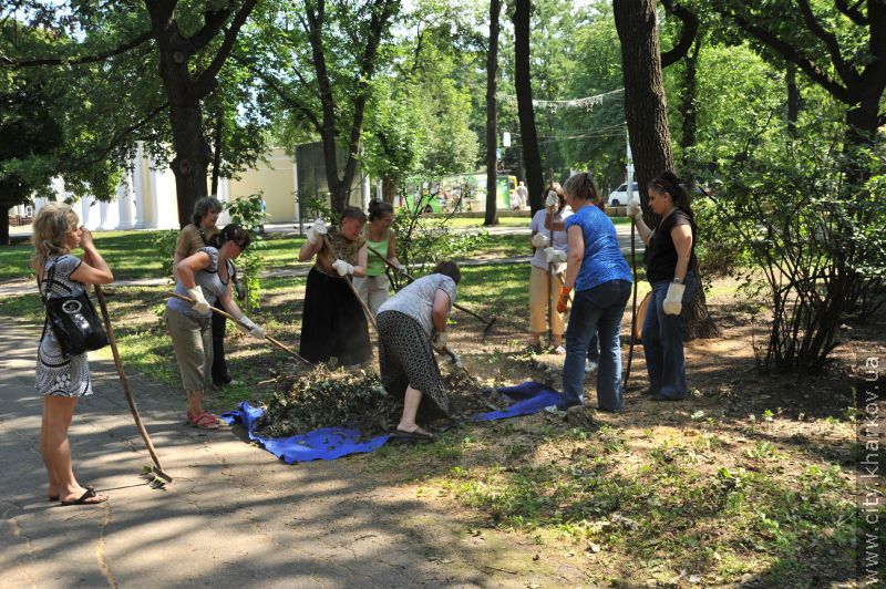 Під час суботника в Орджонікідзевському районі вивезли 250 куб.м сміття й прибрали 30 га території