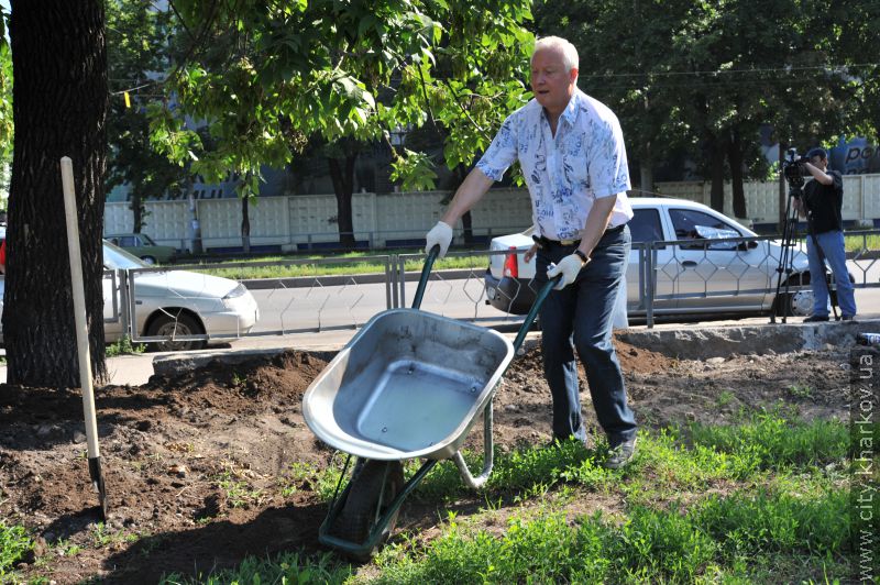 Під час суботника в Орджонікідзевському районі вивезли 250 куб.м сміття й прибрали 30 га території