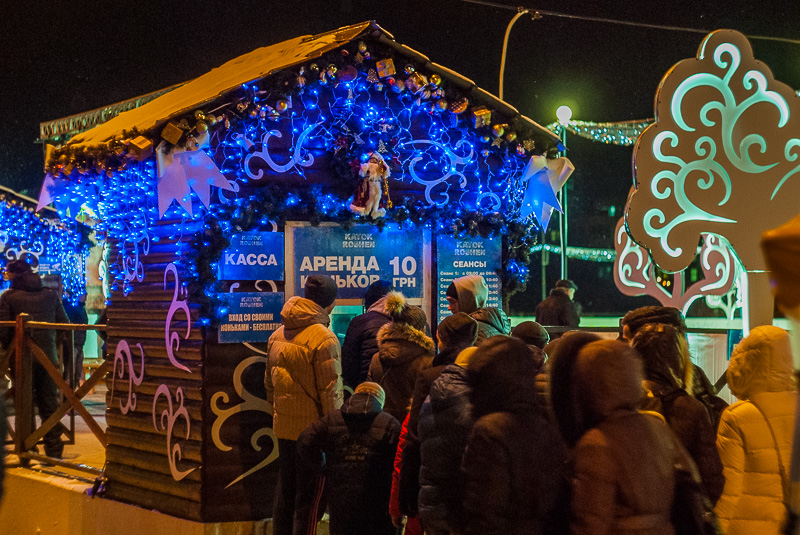 На площі Свободи відкрилася найбільша безкоштовна ковзанка