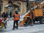 Понад 150 одиниць спецтехніки прибирає сніг на вулицях Харкова