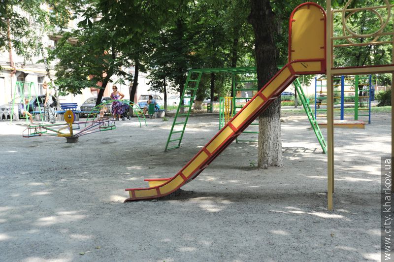 6 тисяч квітів висаджено в одному з харківських дворів