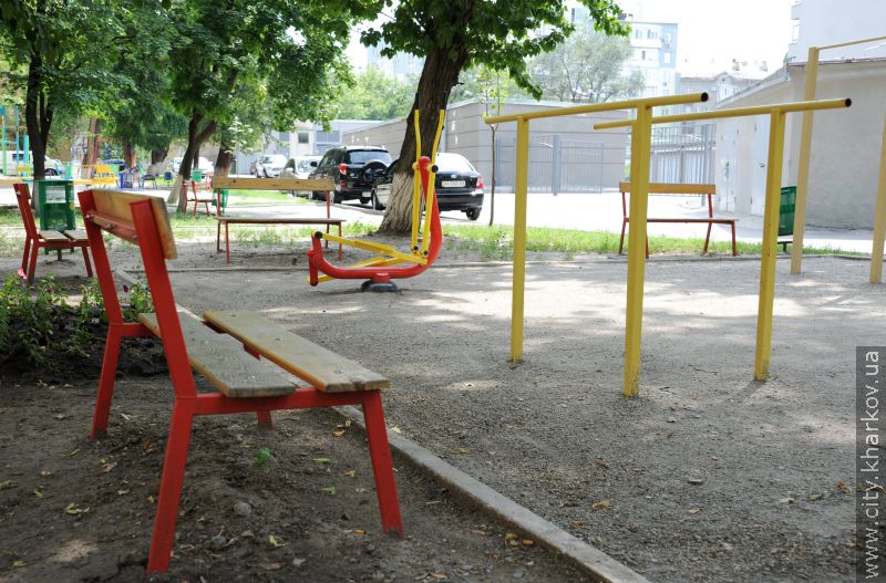 6 тисяч квітів висаджено в одному з харківських дворів