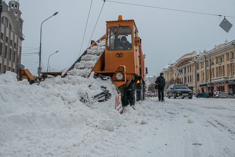 Дороги Харкова розчищають понад 200 одиниць техніки