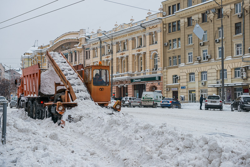 Дороги Харкова розчищають понад 200 одиниць техніки