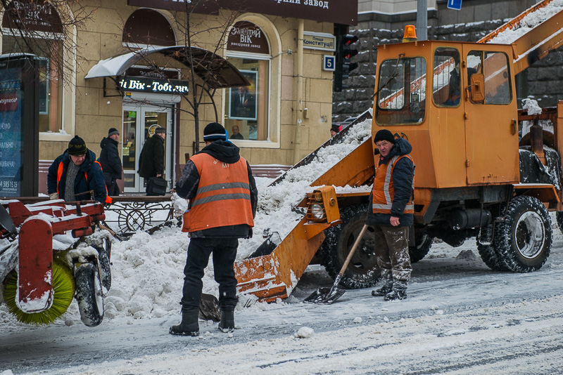 Дороги Харкова розчищають понад 200 одиниць техніки