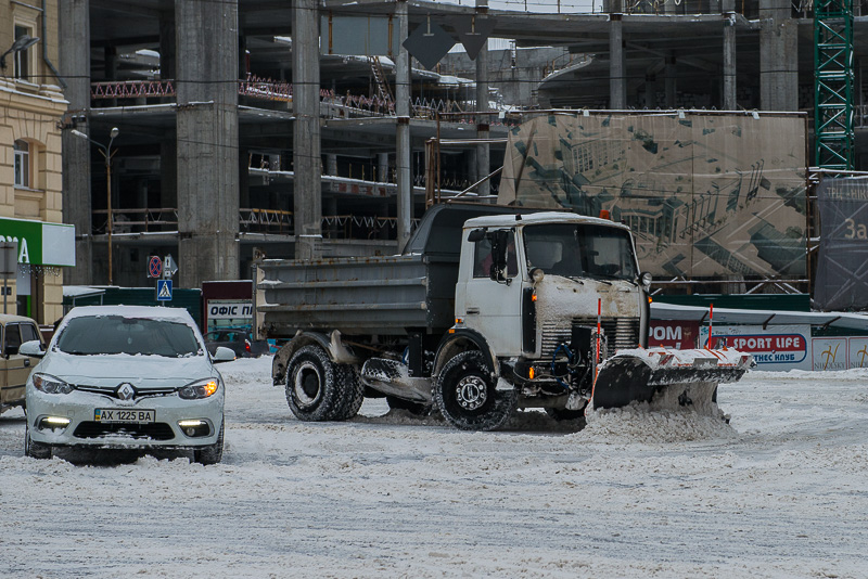 Дороги Харкова розчищають понад 200 одиниць техніки