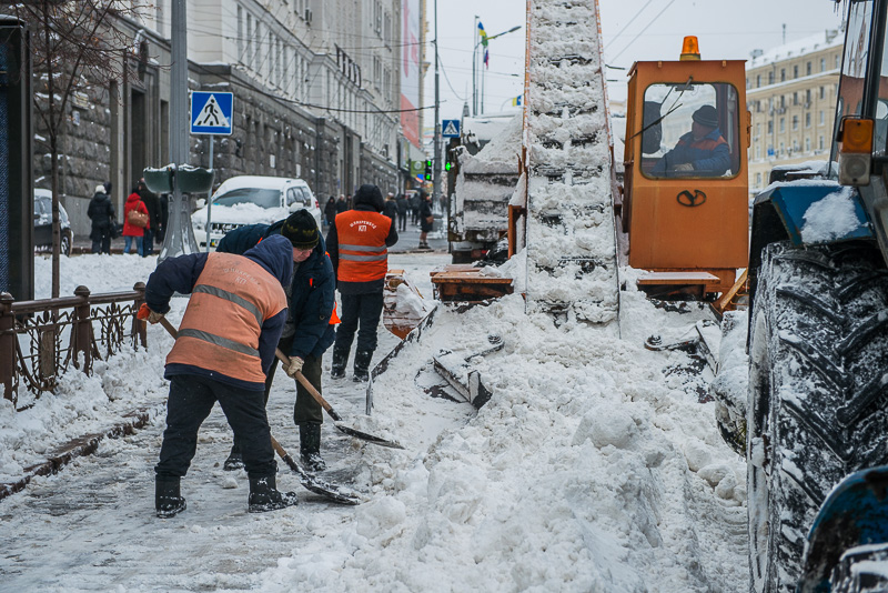 Дороги Харкова розчищають понад 200 одиниць техніки