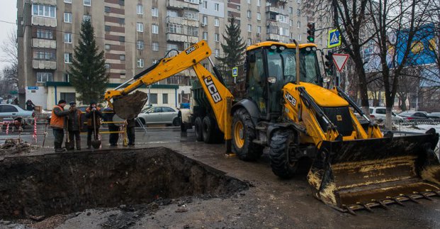 Комунальні підприємства впорядковують місця розриттів після аварій на трубопроводах