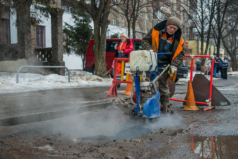 Комунальні підприємства впорядковують місця розриттів після аварій на трубопроводах