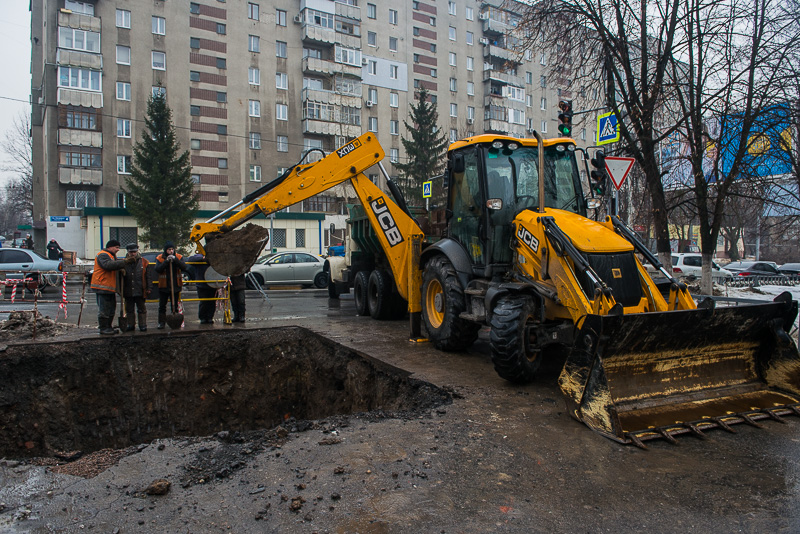 Комунальні підприємства впорядковують місця розриттів після аварій на трубопроводах