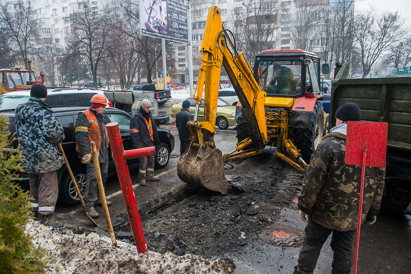 Комунальні підприємства впорядковують місця розриттів після аварій на трубопроводах
